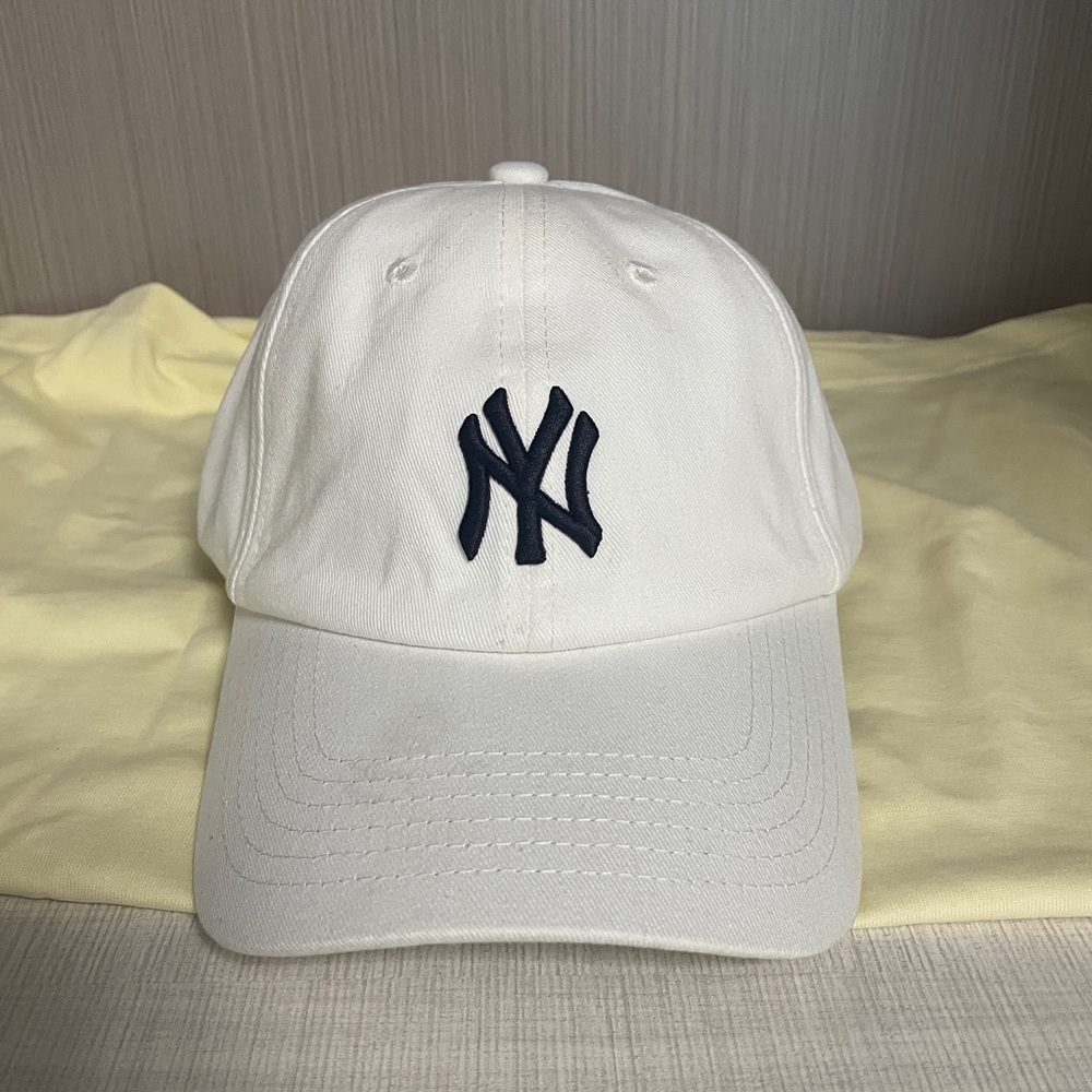 MLB New York Yankees Logo Embroidered White Baseball Cap